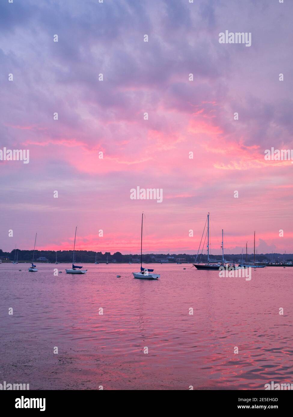 Voiliers dans le port au coucher du soleil nuages et eau rose et violet ciel, Stonington, Connecticut USA, juillet 2017. Stonington est le seul port de Conne Banque D'Images