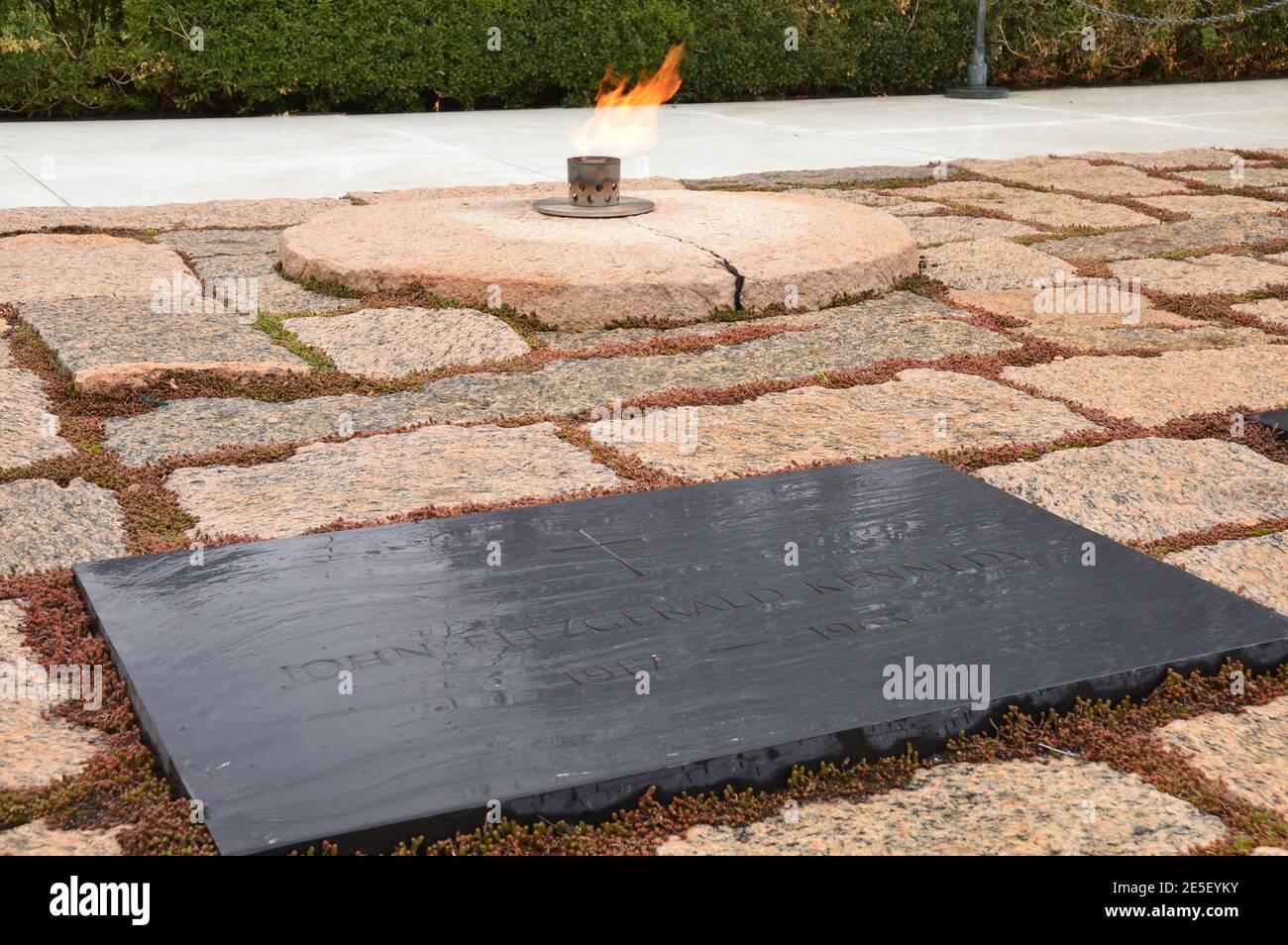 Les flammes éternelles brûlent à côté de la tombe du président John F. Kennedy Banque D'Images