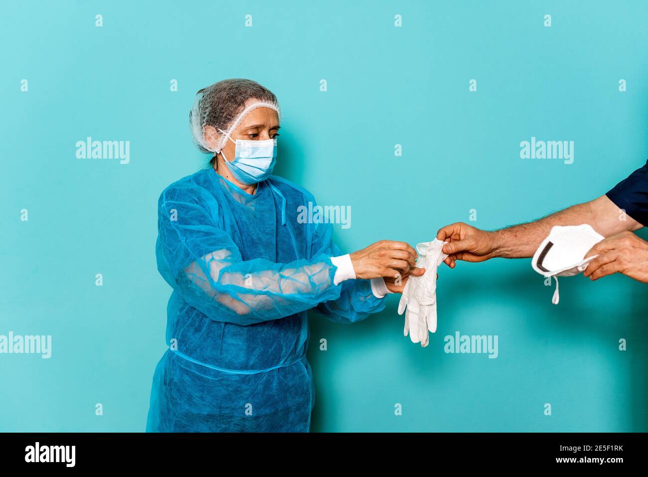 Photo d'un professionnel de la santé portant des vêtements jetables spéciaux pour le covid19. Banque D'Images