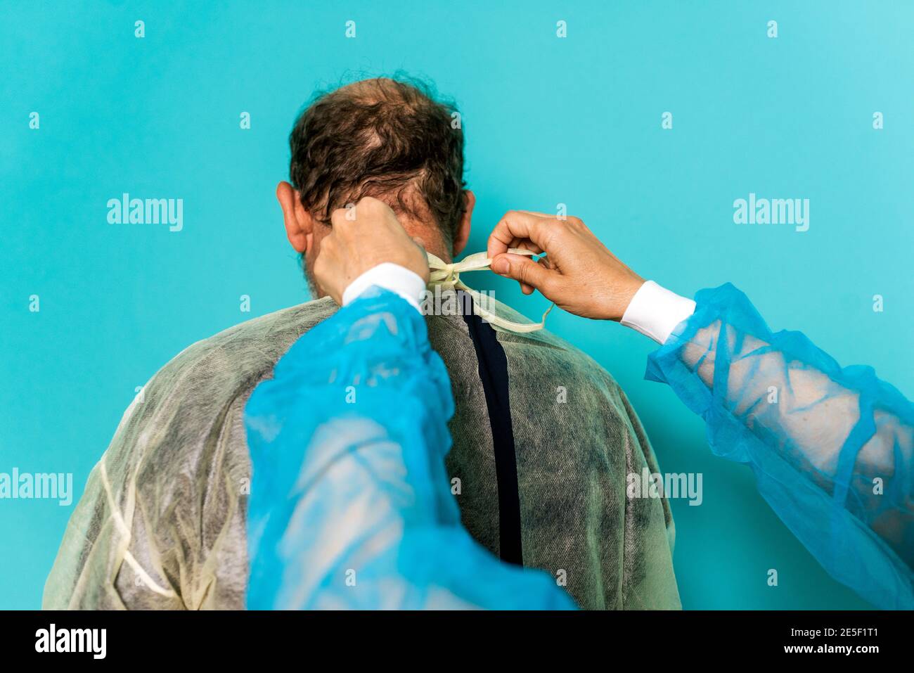 Photo d'un professionnel de la santé portant des vêtements jetables spéciaux pour le covid19. Banque D'Images