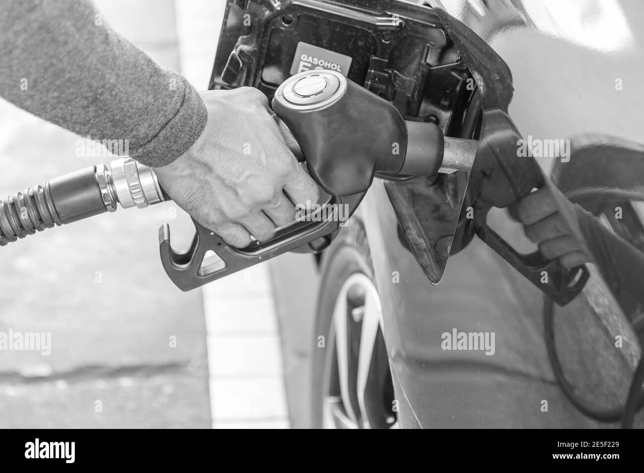 Injecteur de carburant ajouter du carburant dans la voiture à la station-service Banque D'Images