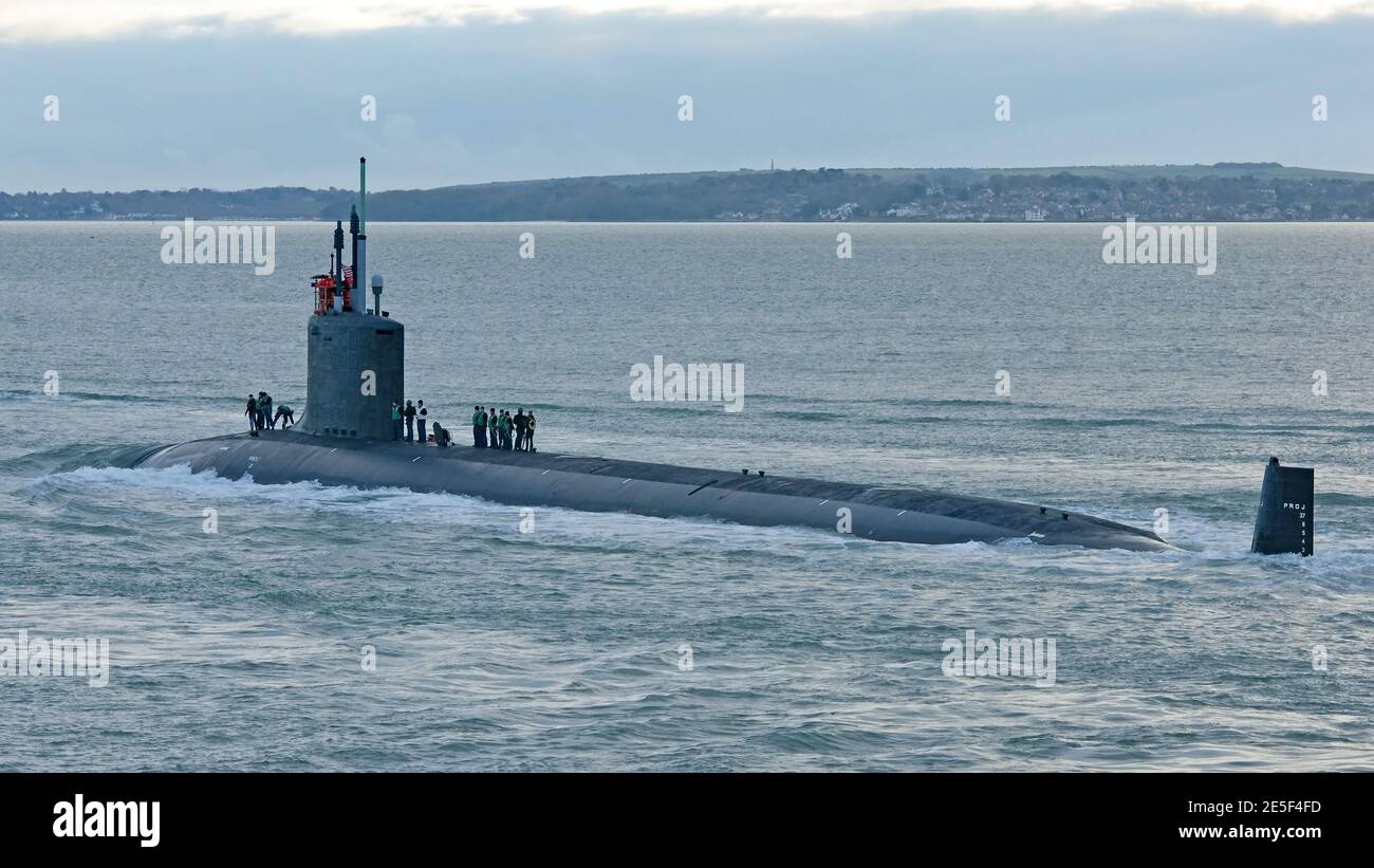 Le sous-marin USS Missouri (SSN 780) de la classe Virginia de la Marine des États-Unis quitte Portsmouth, Royaume-Uni, le 7/12/13, après une visite de courtoisie au port. Banque D'Images