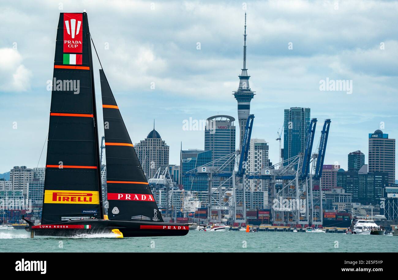 L'équipe italienne Luna Rossa Prada Pirelli, conjointement avec Jimmy Spithill et Francesco Bruni, s'élance devant les gratte-ciel d'Auckland et la tour Sky dur Banque D'Images