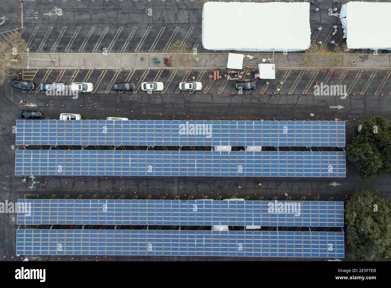 Les automobilistes se font la queue pour recevoir le vaccin Covid-19 à la California State University Northridge, le 25 janvier 2021, à Northridge, en Californie (Dylan Stewart/image Banque D'Images