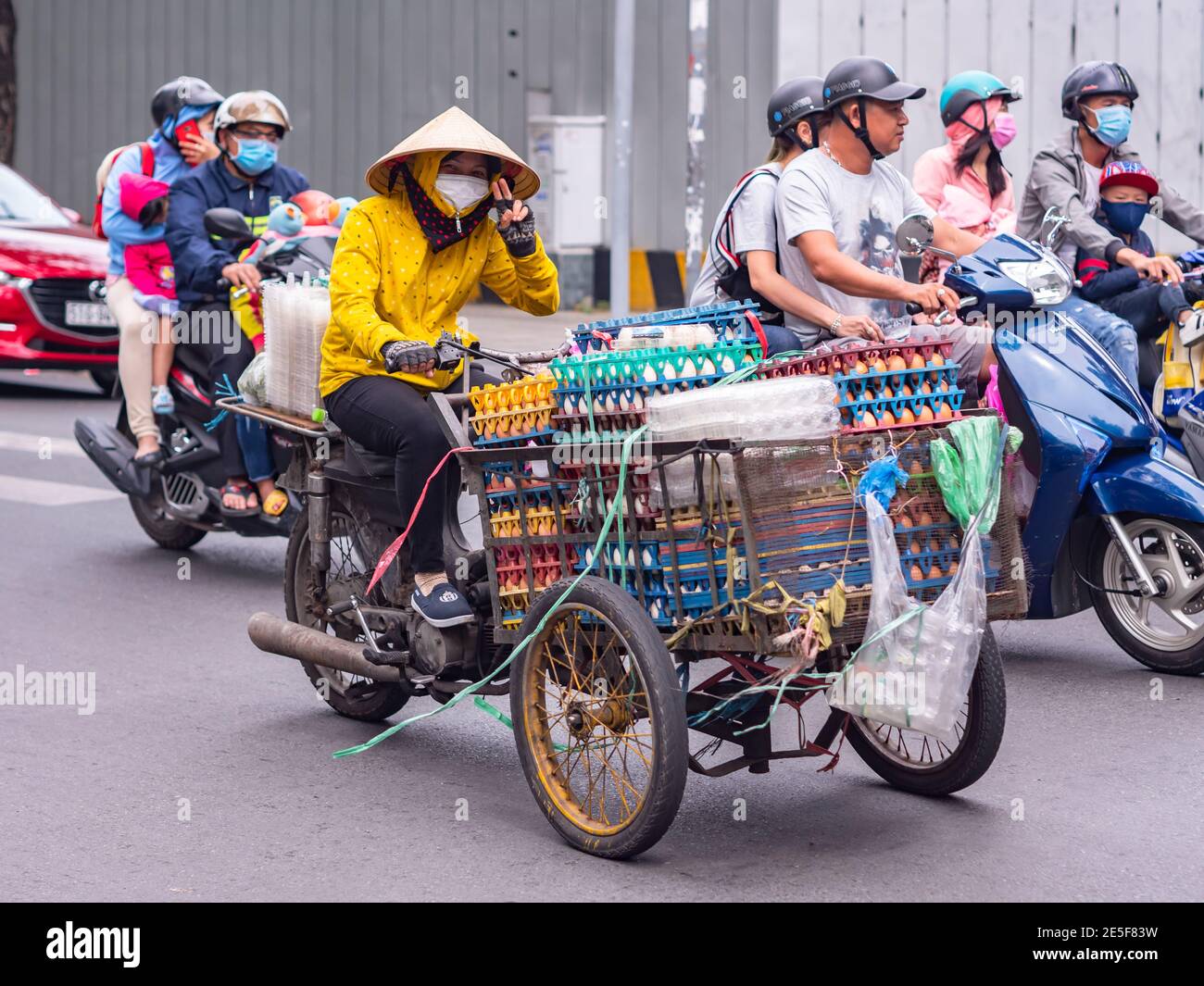Moto-cargo transportant des œufs à Ho Chi Minh ville, Vietnam. Banque D'Images