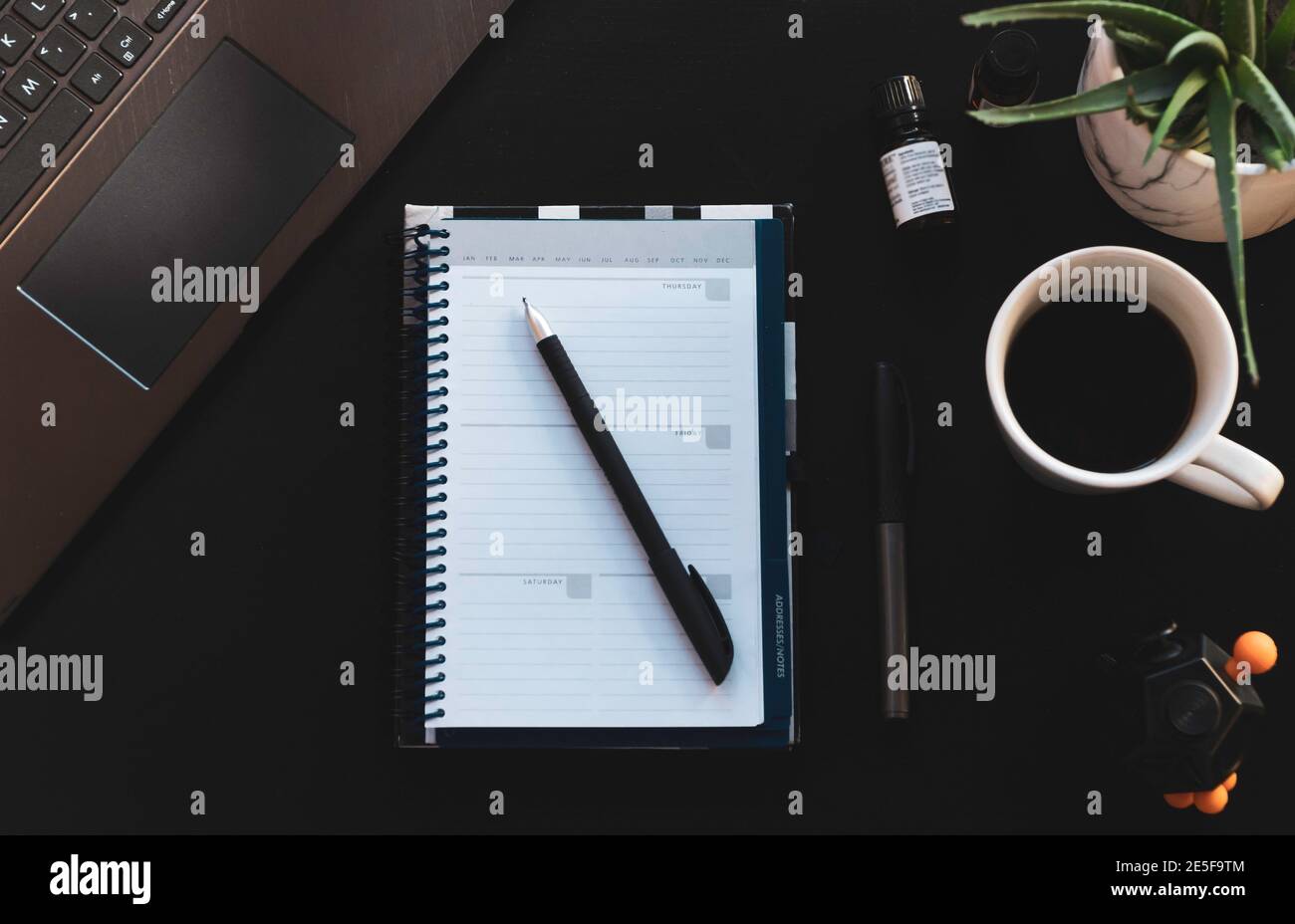 bureau sombre, plan à plat Banque D'Images