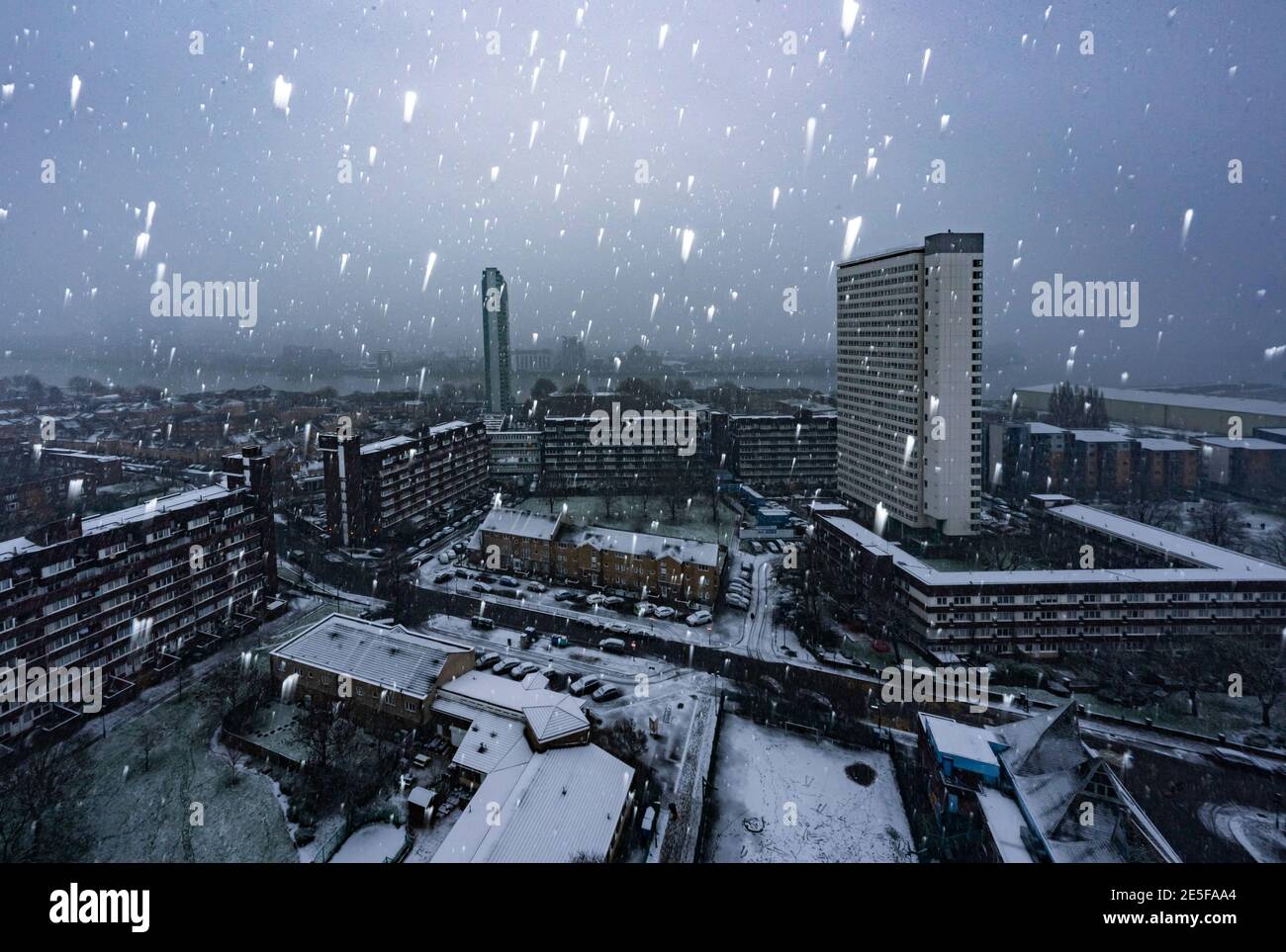 Storm Darcy continue d'apporter des températures glaciales et de la neige à Londres et dans certaines parties du Royaume-Uni, tandis que la crise du froid se poursuit. L'air froid émanant de la Russie et de l'Europe de l'est se déplacera dans le Royaume-Uni au cours des prochains jours, les niveaux de mercure devraient flotter autour de moins 5C. Banque D'Images