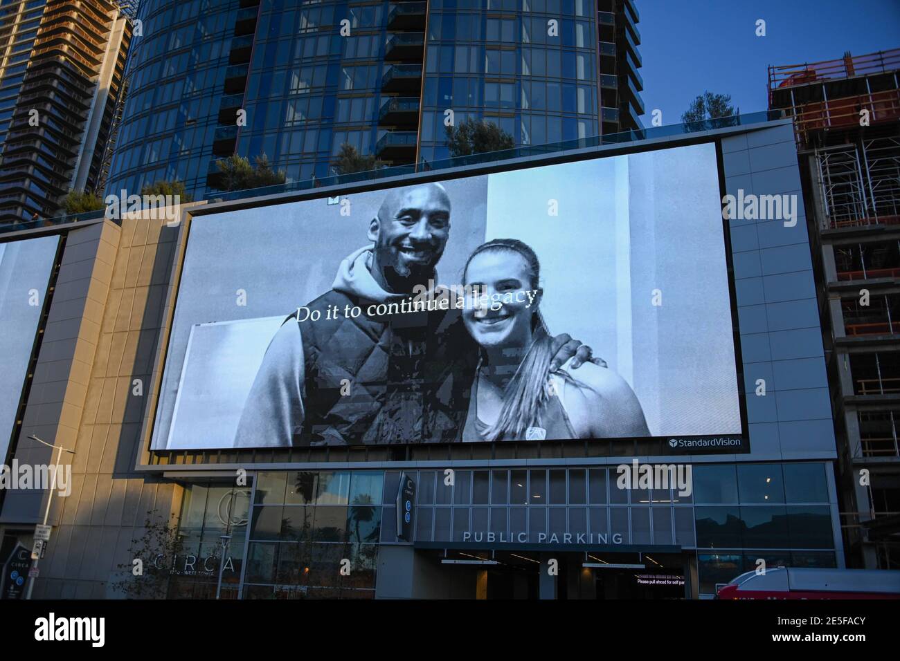 Sabrina Ionescu et Kobe Bryant apparaissent dans une publicité Nike près  d'un mémorial pour Kobe Bryant et sa fille Gianna près du Staples Center,  le mardi 26 janvier Photo Stock - Alamy