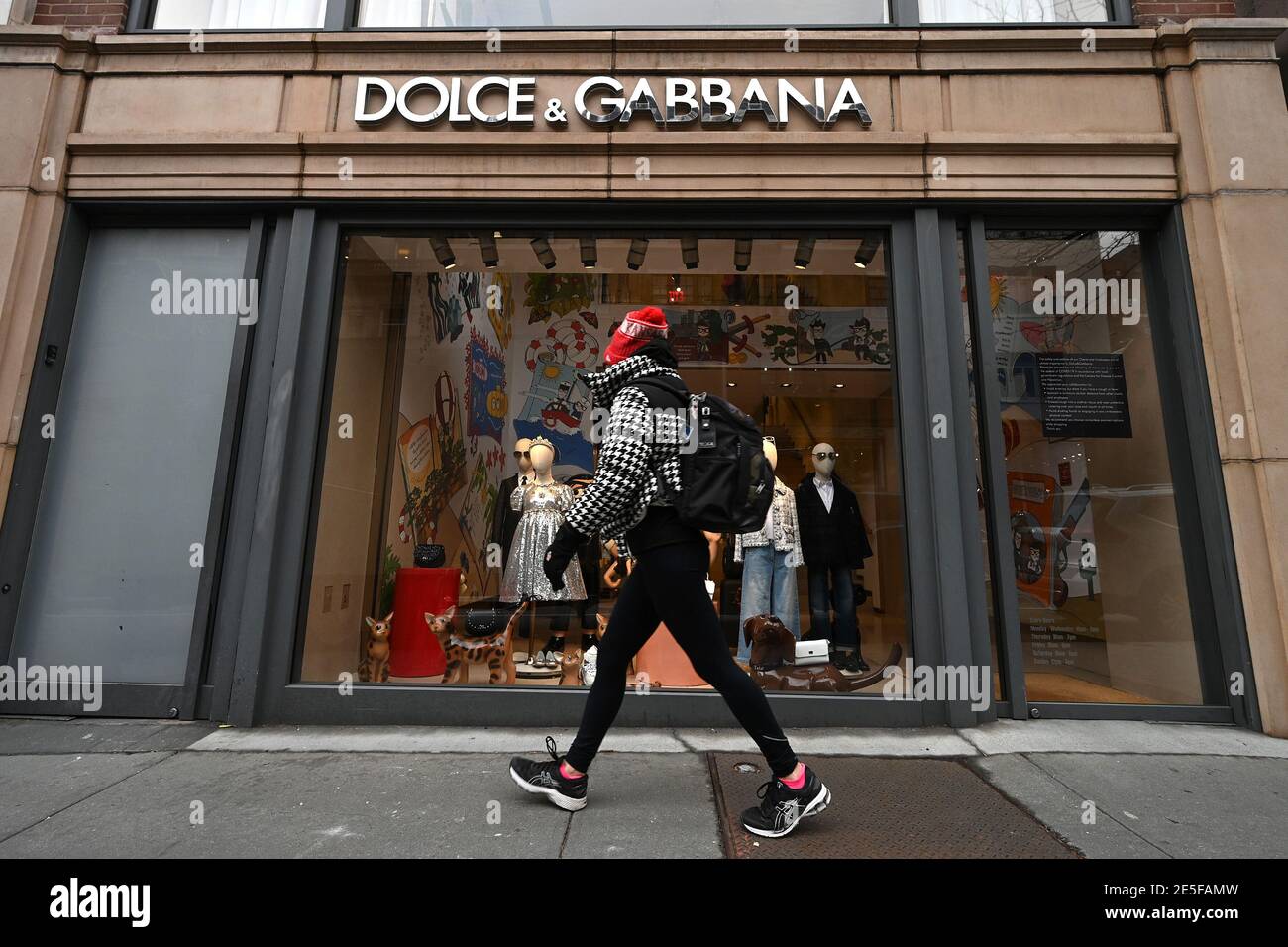 New York, États-Unis. 27 janvier 2021. Une femme passe devant le magasin de  vêtements pour enfants Dolce & Gabbana sur Madison Avenue à New York, NY,  le 27 janvier 2021. La Fashion