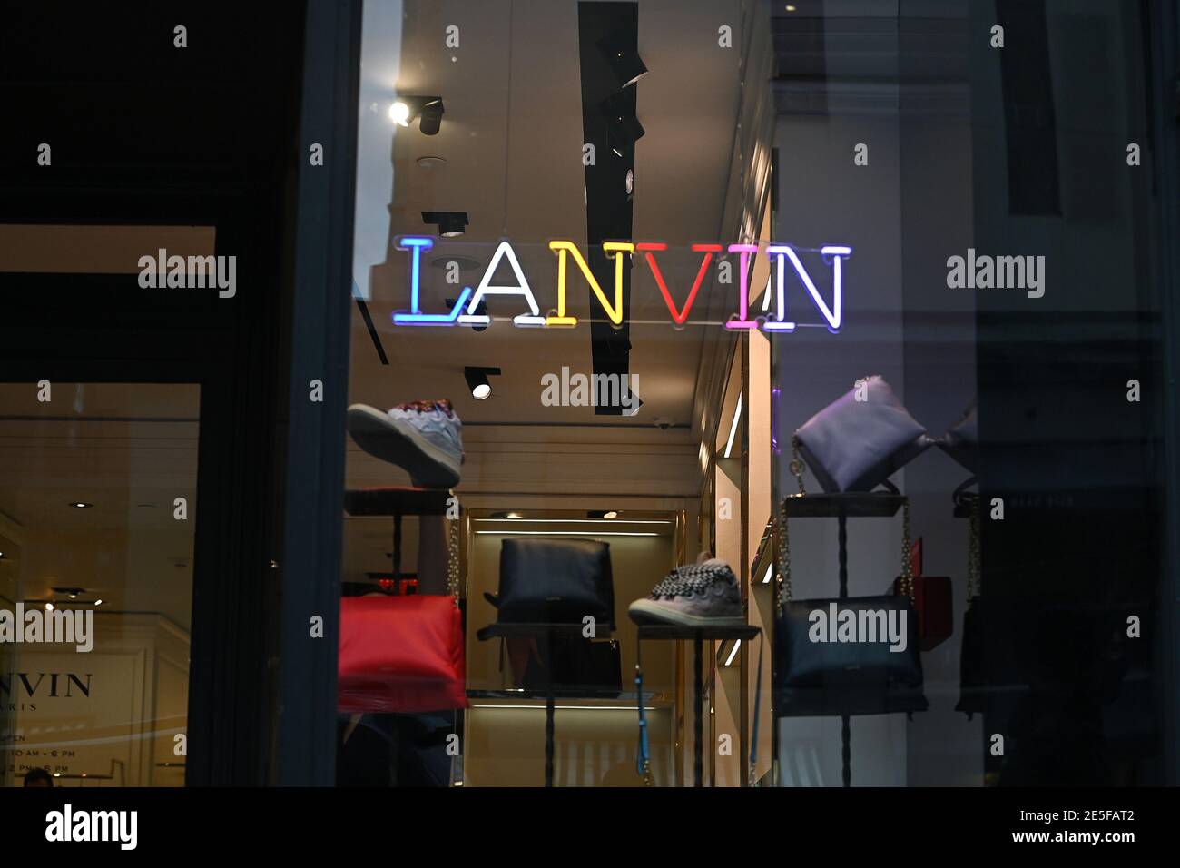 New York, États-Unis. 27 janvier 2021. Enseigne au néon Lanvin Fashion boutique sur Madison Avenue à New York, NY, le 27 janvier 2021. La Fashion week 2021 a commencé à Paris, en France, où les créateurs de mode présentent leurs collections du printemps 2021 de manière nouvelle et imaginative, malgré les restrictions de la COVID-19 telles que les voyages aériens et un confinement urbain à certaines heures de la journée. (Photo par Anthony Behar/Sipa USA) crédit: SIPA USA/Alay Live News Banque D'Images