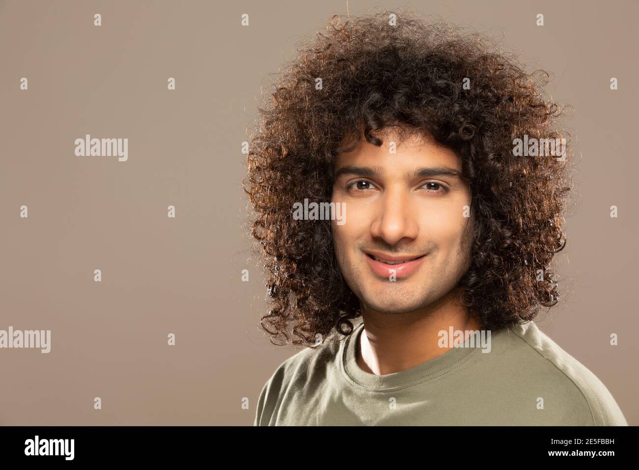 Young man with brown curly hair Banque de photographies et d'images à haute  résolution - Alamy