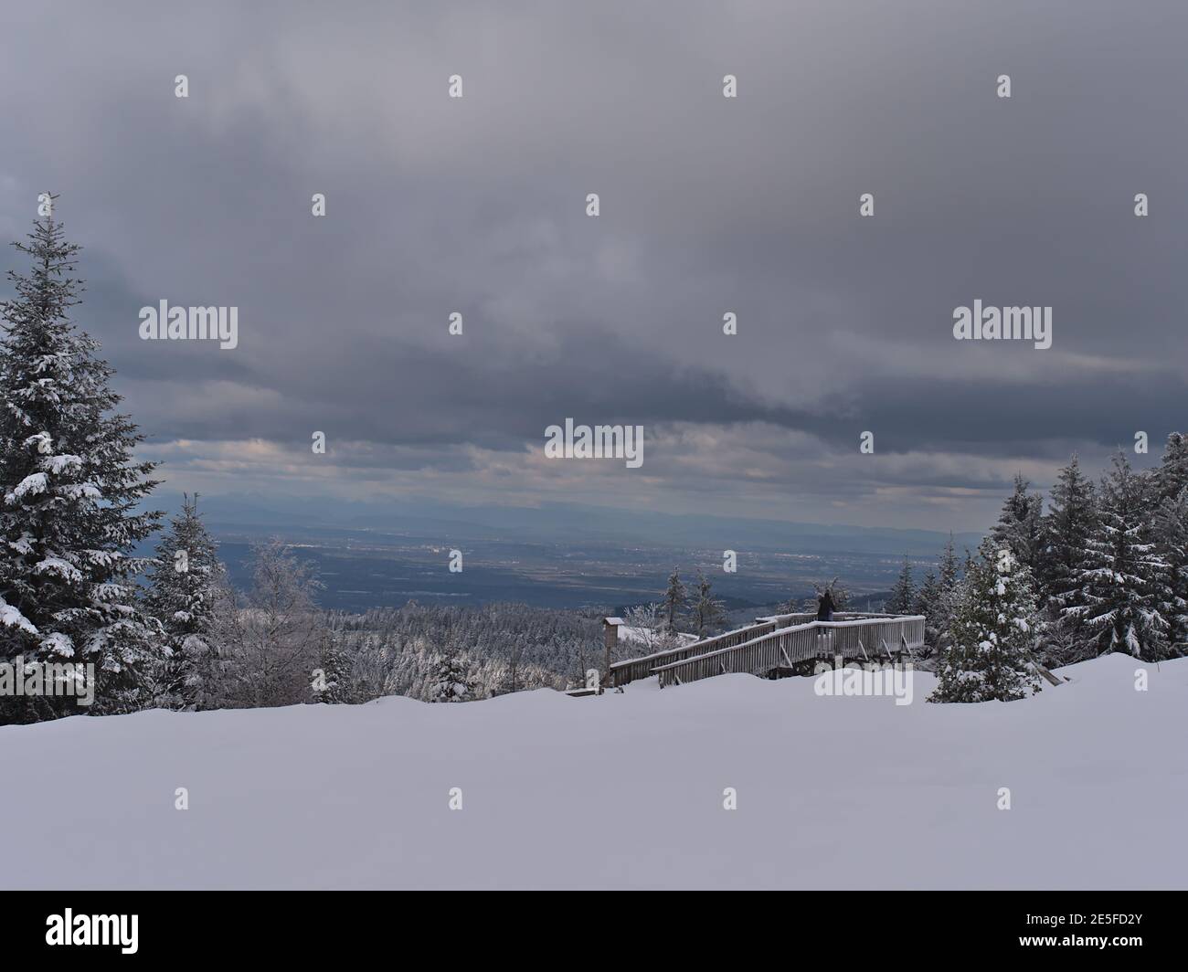 Paysage d'hiver avec neige profonde et couple appréciant la vue panoramique depuis la terrasse d'observation en bois près de Schliffkopf, Allemagne dans la Forêt-Noire. Banque D'Images