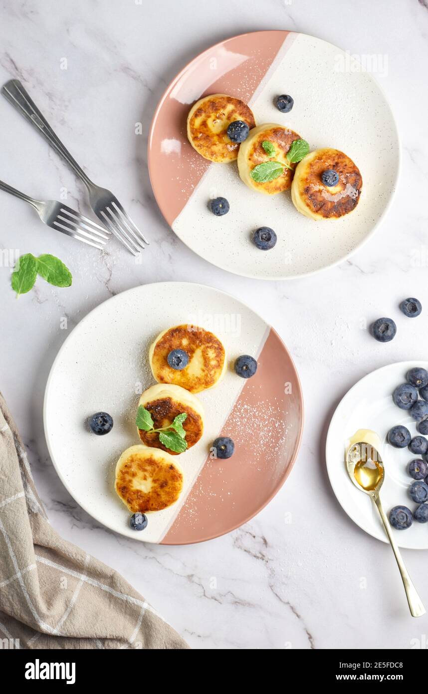 Gros plan sur les crêpes faites maison et les baies sauvages. Banque D'Images