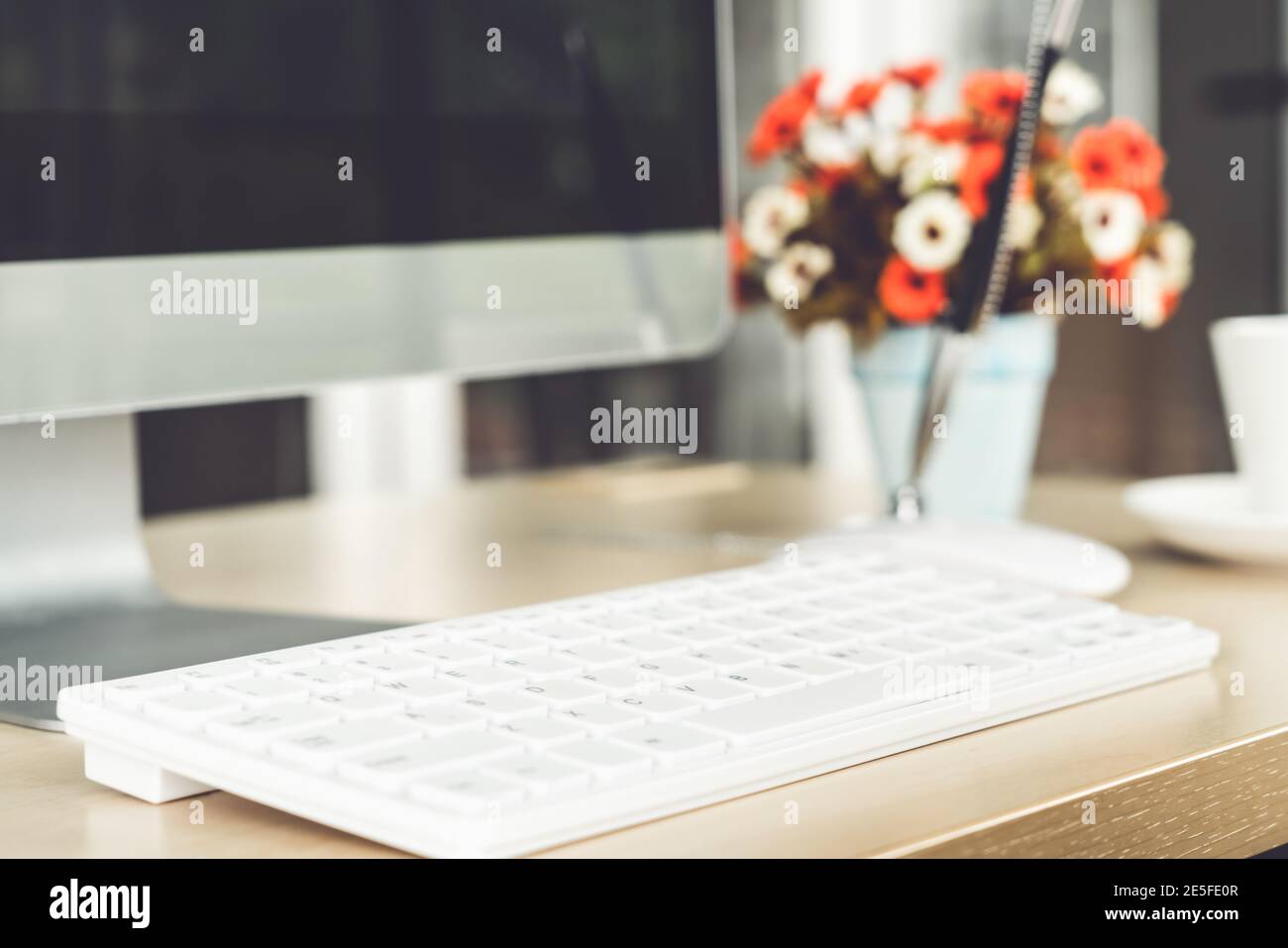 Gros plan clavier de bureau PC ordinateur sur table dans le petit bureau  moderne ou le bureau à domicile . Intérieur de lieu de travail tendance  Photo Stock - Alamy