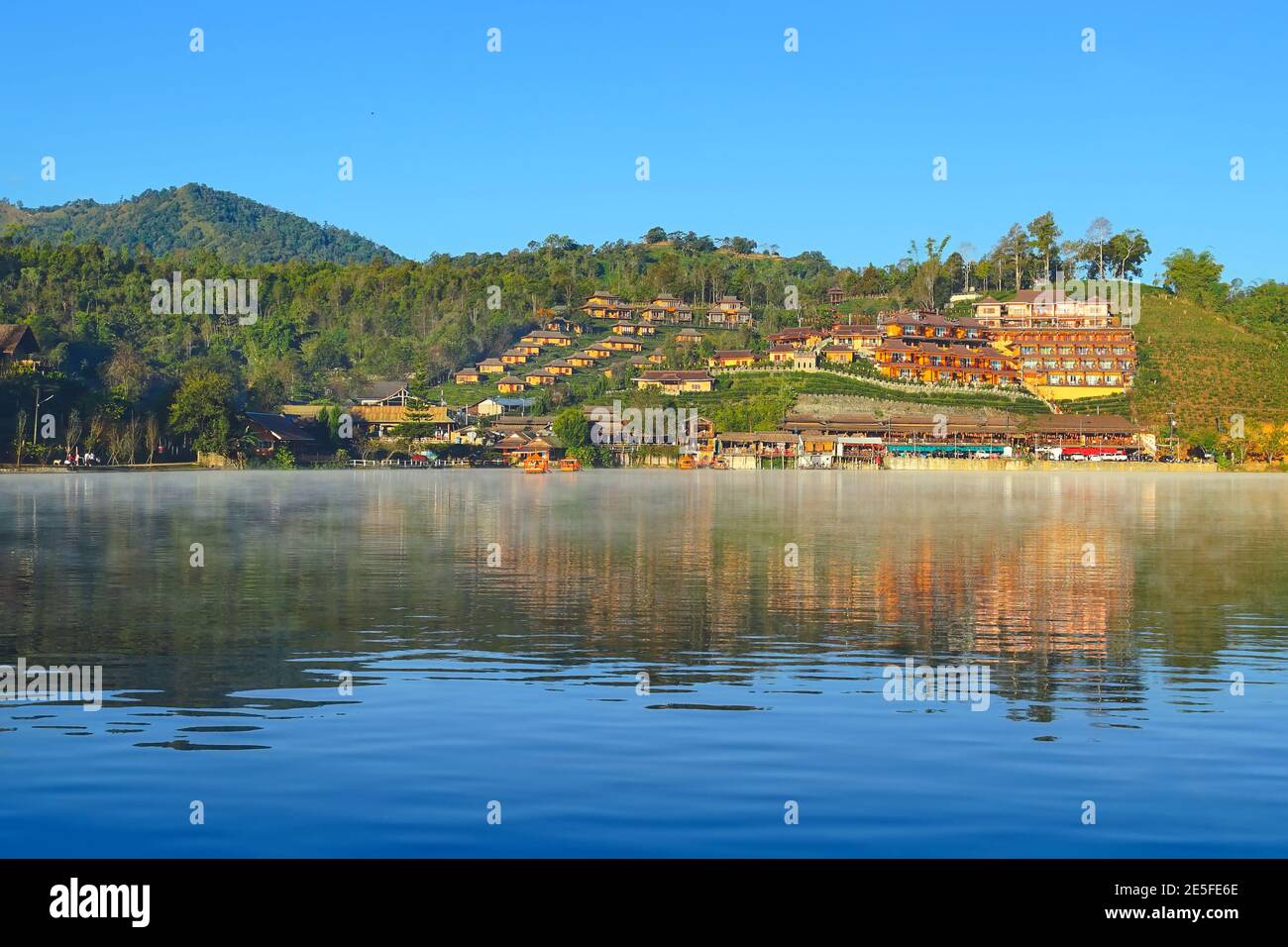 Beau village dans la nature Baan Rak Thai, province de Mae Hong son, Thaïlande. Il y a les destinations de voyage les plus célèbres de Mae Hong son. Banque D'Images Beau village dans la nature Baan Rak Thai, province de Mae Hong son, Thaïlande. Il y a les destinations de voyage les plus célèbres de Mae Hong son. Banque D'Images