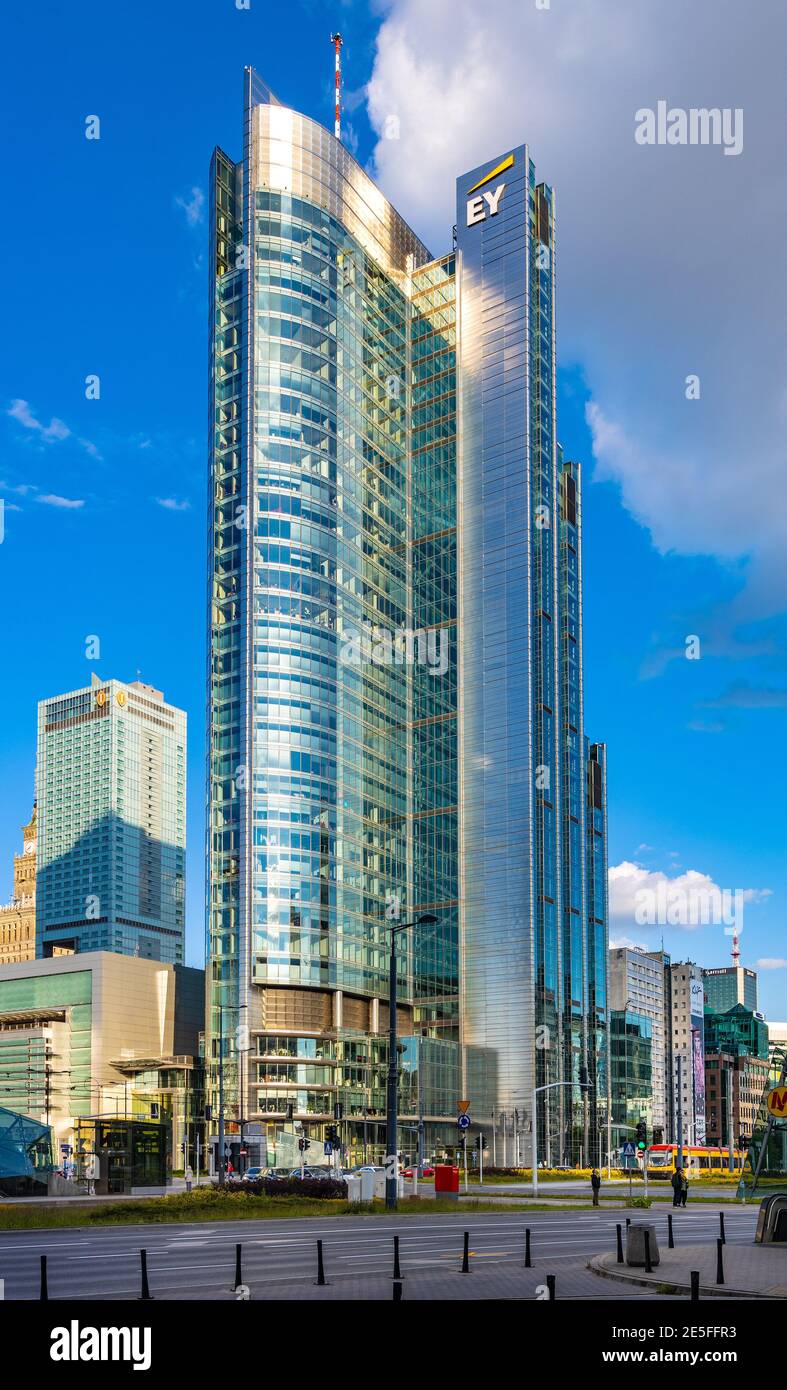 Varsovie, Pologne - 22 mai 2020 : Rondo 1 - Rondo One - gratte-ciel de bureau au cercle de Rondo ONZ dans le quartier des affaires de Srodmiescie à Varsovie Banque D'Images