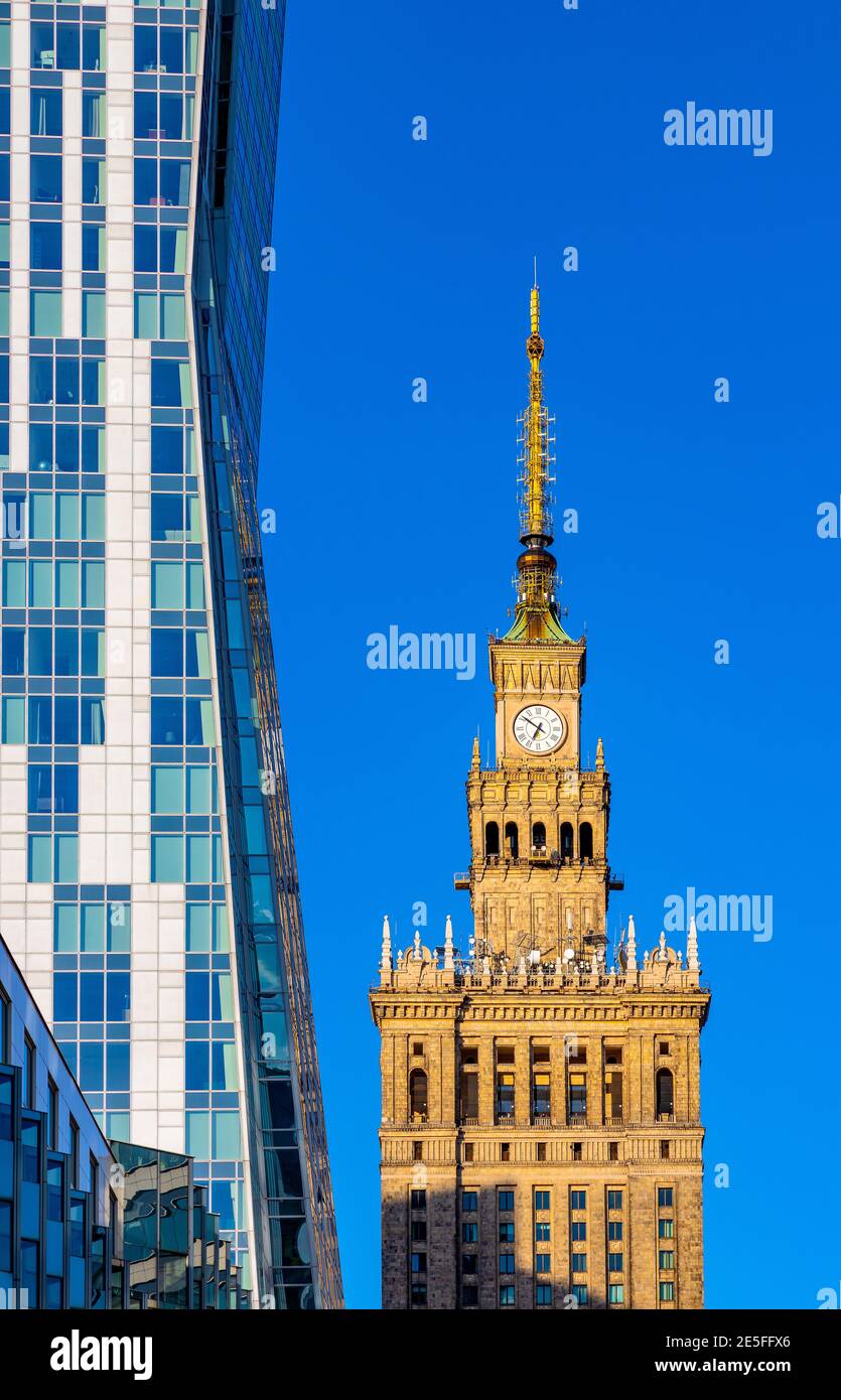 Varsovie, Pologne - 22 mai 2020 : Tour résidentielle Zlota 44 - le Sail, Zagiel - devant le Palais de la Culture et de la Science PKiN à Srodmiescie business dis Banque D'Images