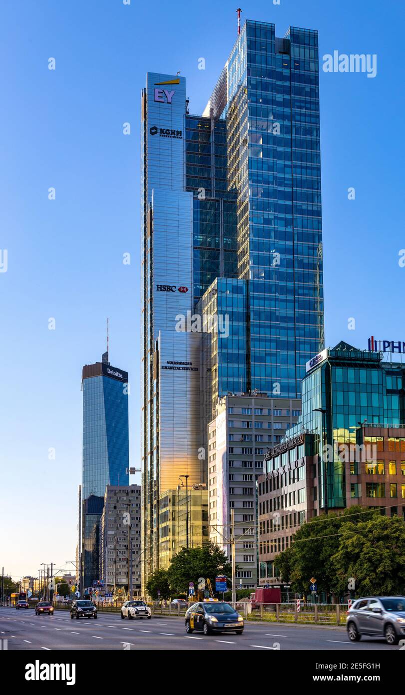 Varsovie, Pologne - 22 mai 2020 : quartier des affaires du centre-ville de Srodmiescie avec tour Q22 Rondo 1 - Rondo un gratte-ciel de bureau au rond-point de Rondo ONZ Banque D'Images