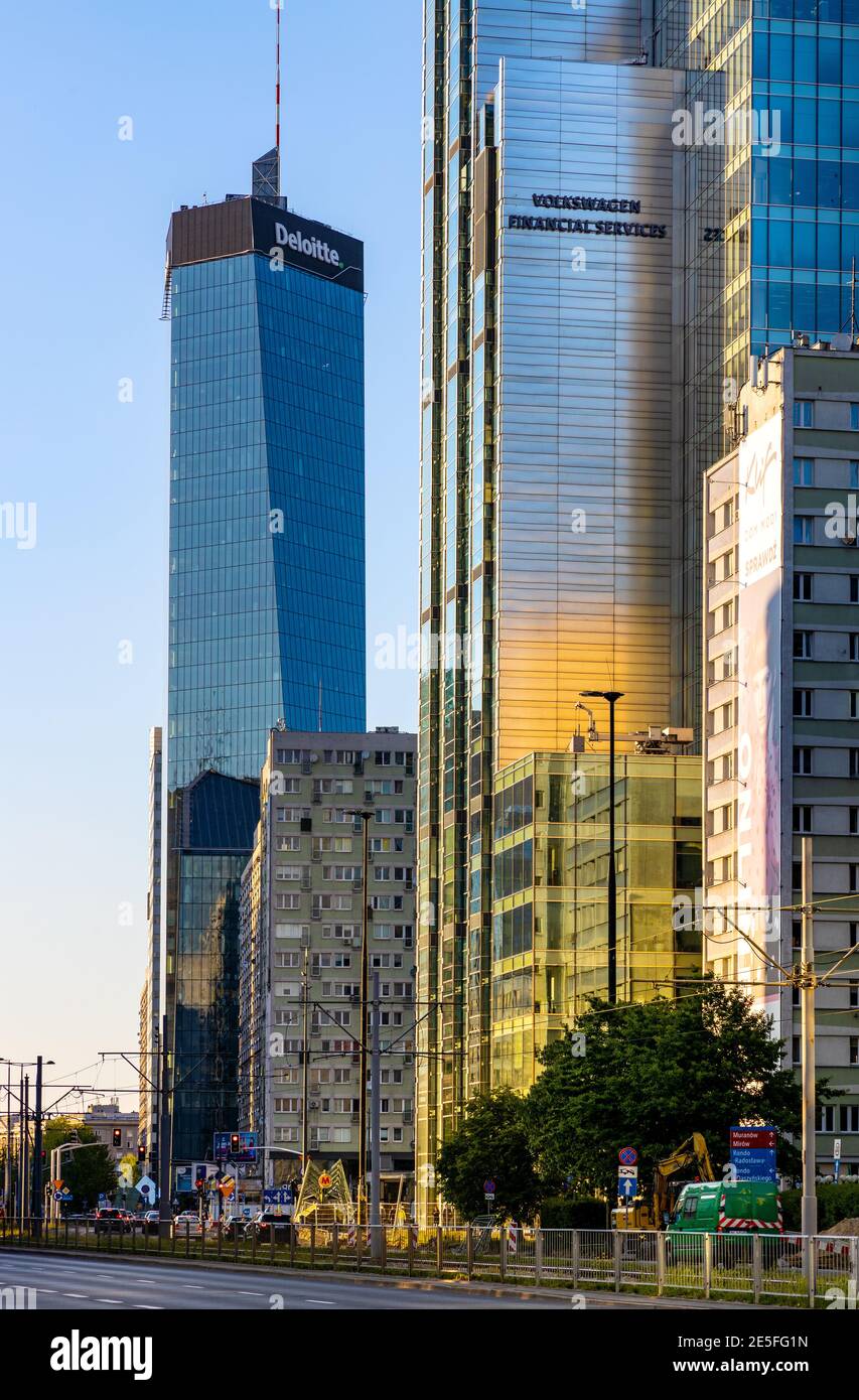 Varsovie, Pologne - 22 mai 2020 : quartier des affaires du centre-ville de Srodmiescie avec tour Q22 Rondo 1 - Rondo un gratte-ciel de bureau au rond-point de Rondo ONZ Banque D'Images