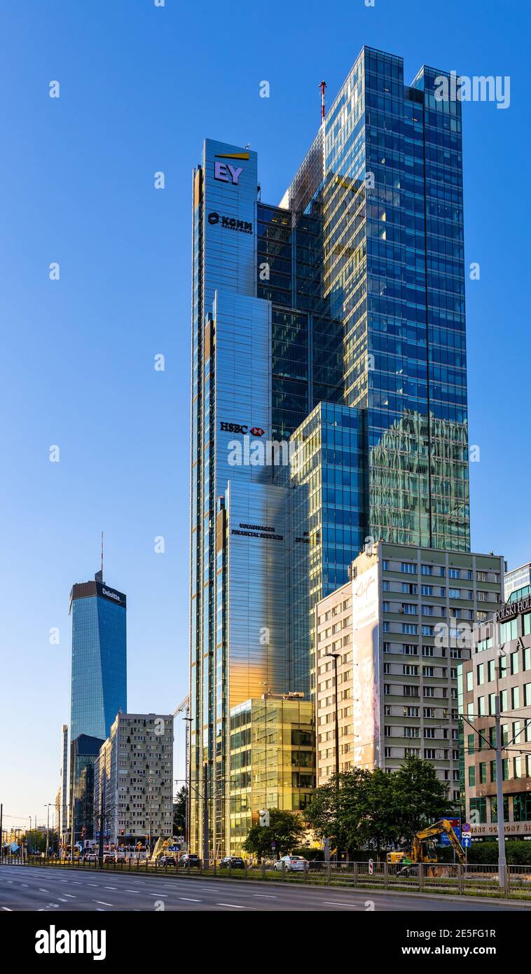 Varsovie, Pologne - 22 mai 2020 : quartier des affaires du centre-ville de Srodmiescie avec tour Q22 Rondo 1 - Rondo un gratte-ciel de bureau au rond-point de Rondo ONZ Banque D'Images