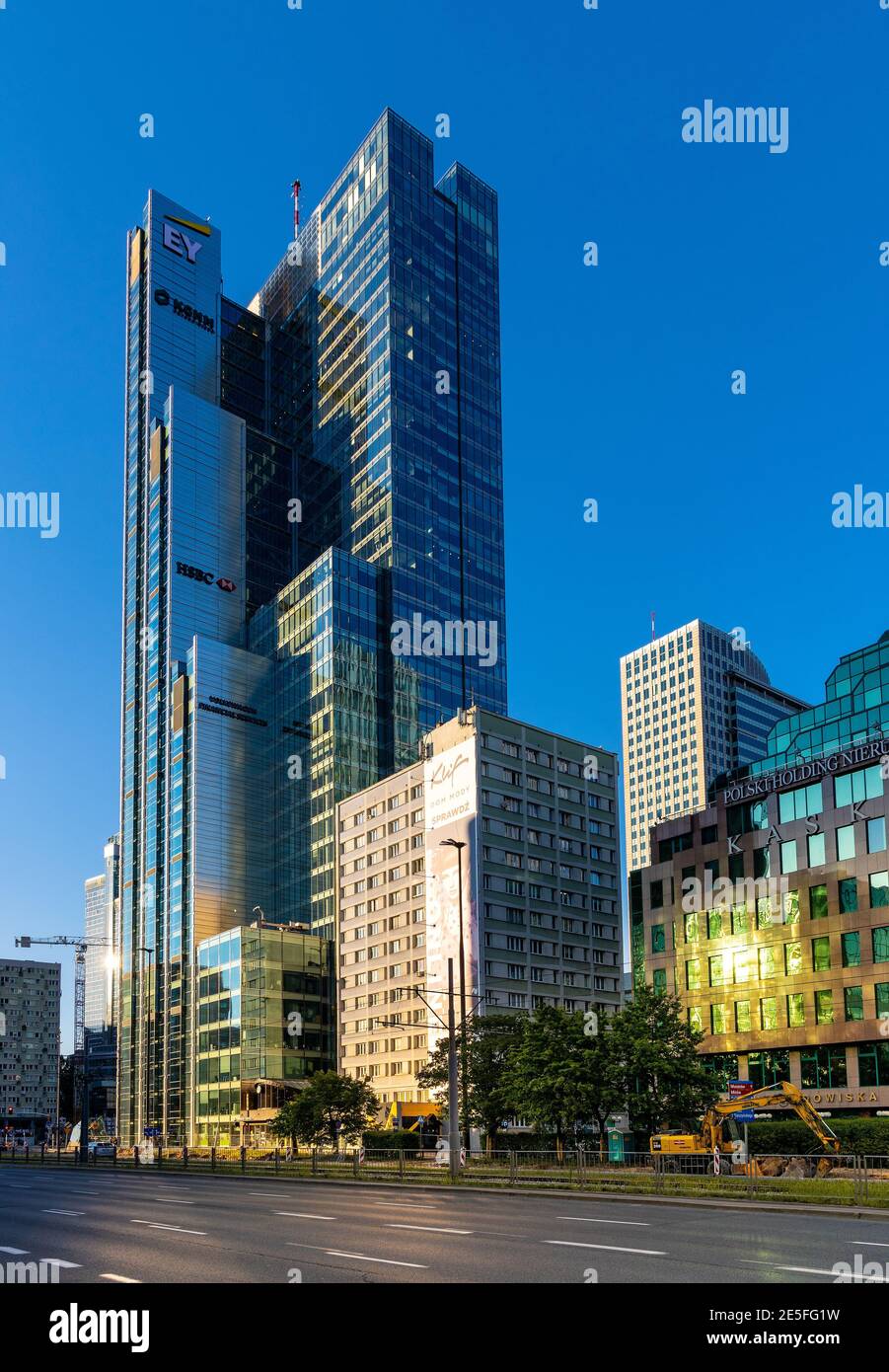Varsovie, Pologne - 22 mai 2020 : quartier des affaires du centre-ville de Srodmiescie avec Rondo 1 - Rondo un gratte-ciel de bureau et kaskada plaza au rond-point ONZ de Rondo Banque D'Images