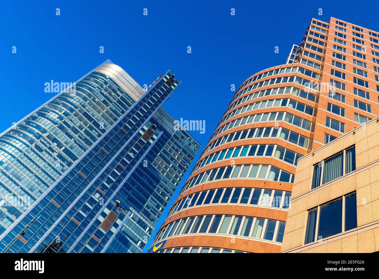 Varsovie, Pologne - 22 mai 2020 : Rondo 1 - Rondo One et Ilmet Tower gratte-ciel du cercle Rondo ONZ dans le quartier des affaires de Srodmiescie à Varsovie Banque D'Images