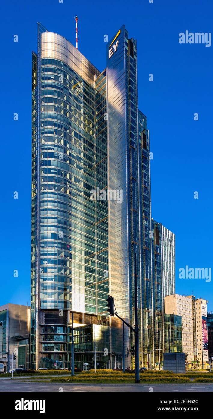Varsovie, Pologne - 22 mai 2020 : Rondo 1 - Rondo One - gratte-ciel de bureau au cercle de Rondo ONZ dans le quartier des affaires de Srodmiescie à Varsovie Banque D'Images