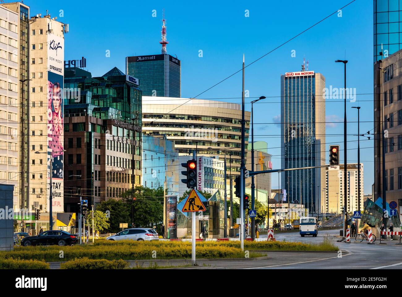 Varsovie, Pologne - 22 mai 2020 : quartier du centre-ville de Srodmiescie le long de l'avenue Jean-Paul II et de l'avenue ONZ Circle avec la tour Elektrim Intraco et Golden te Banque D'Images