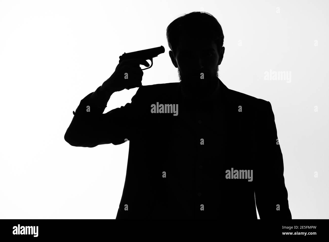 ombre d'un homme avec un pistolet dans ses mains viser le bruit de fond de la lumière du crime détective Banque D'Images