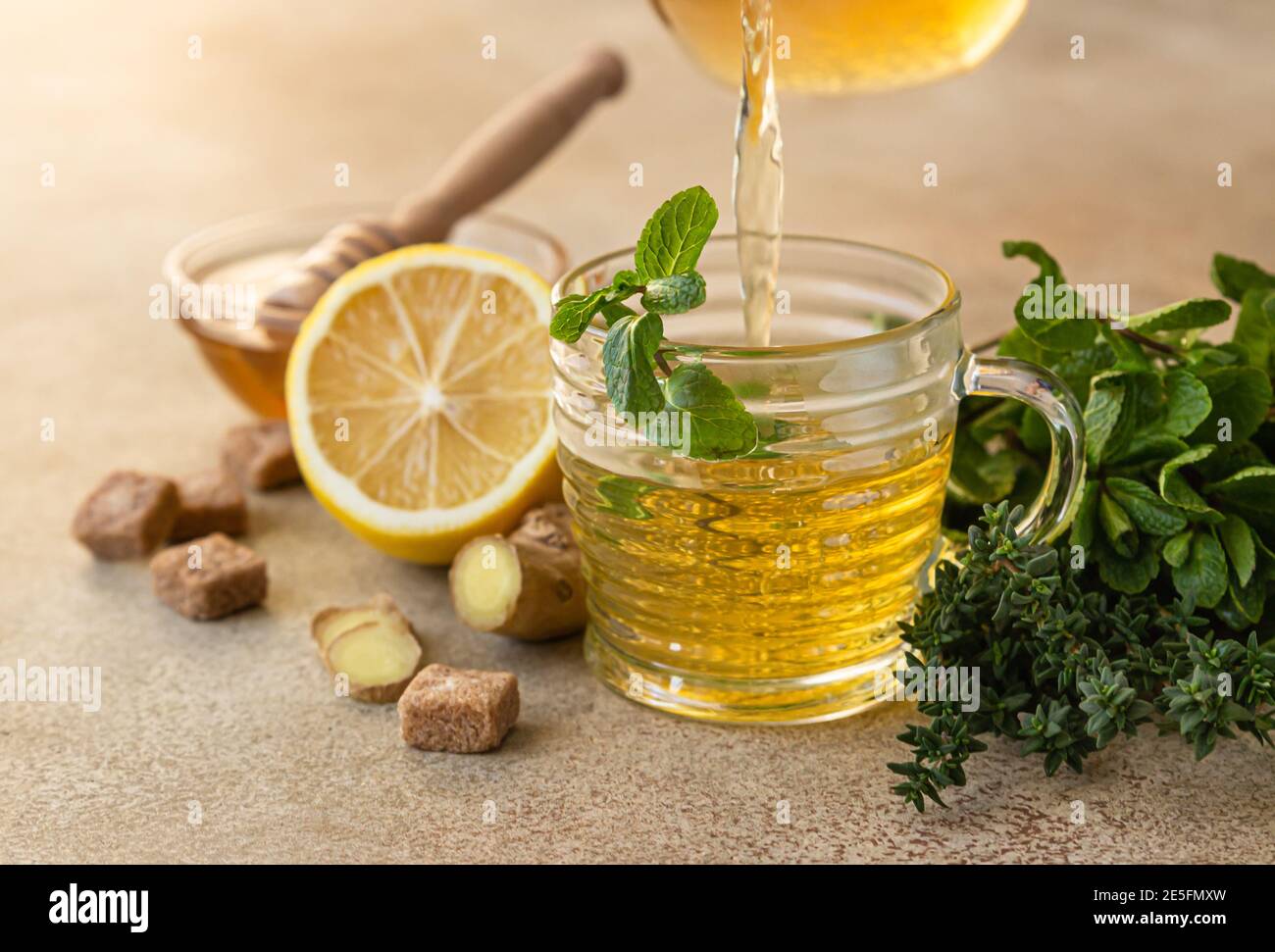 Préparez le thé. Tisane chaude ou thé vert avec menthe, thym, gingembre