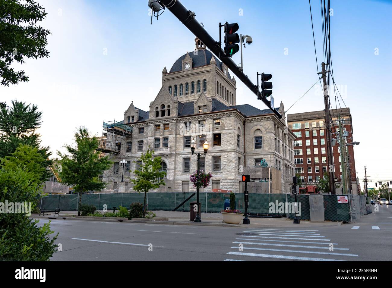 Lexington, Kentucky, États-Unis - 19 juin 2017 : le palais de justice historique de Lexintgon a été clôturé pour rénovations. Construit en 1899, le bâtiment est projeté Banque D'Images