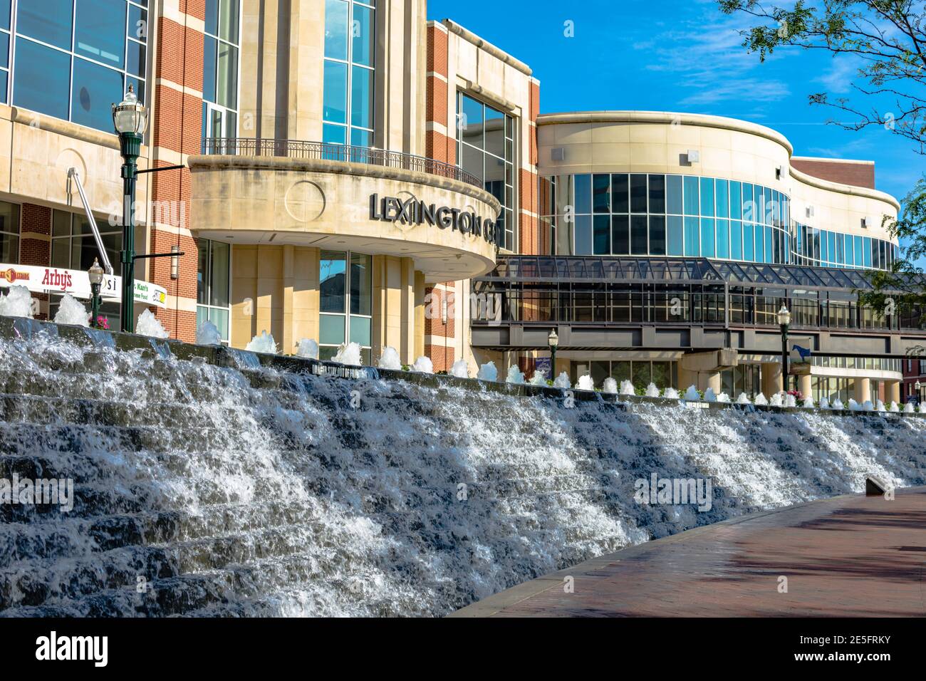 Lexington, Kentucky le 24 mai 2016 : fontaine d'eau devant le Lexington Center, en été Banque D'Images