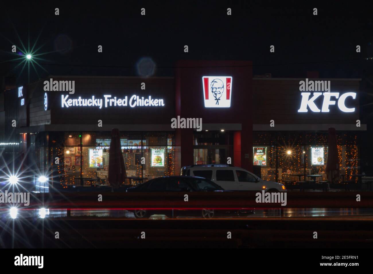 Restauration rapide KFC la nuit. L'affiche et la surface de vente sont éclairées Banque D'Images