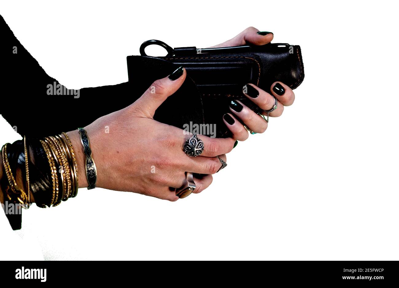 Gros plan de la main d'une femme tenant un pistolet un étui en cuir Banque D'Images