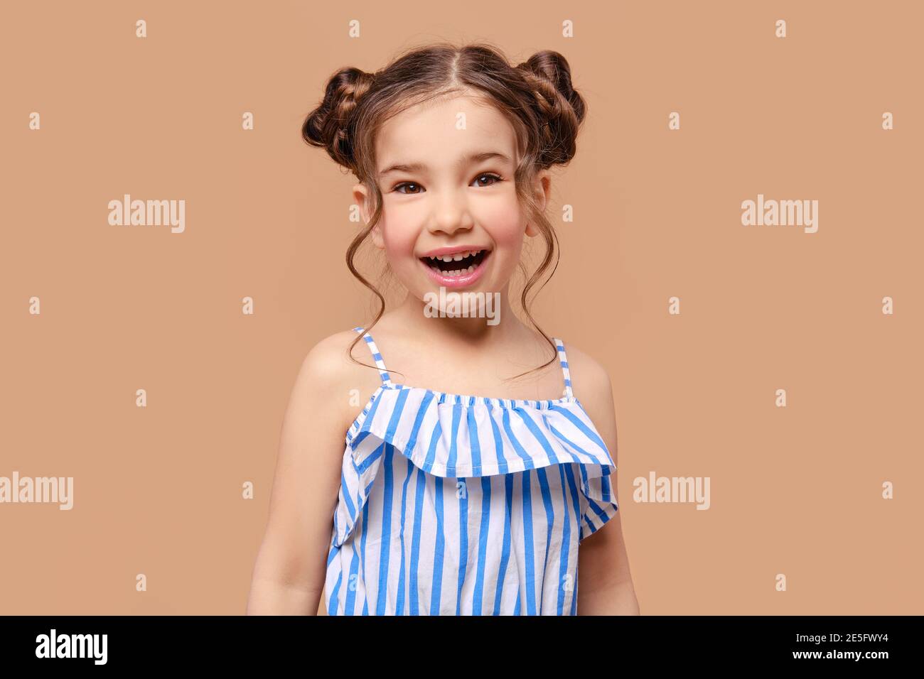 Portrait de la jeune fille mignonne en sundress hurlant en studio Banque D'Images
