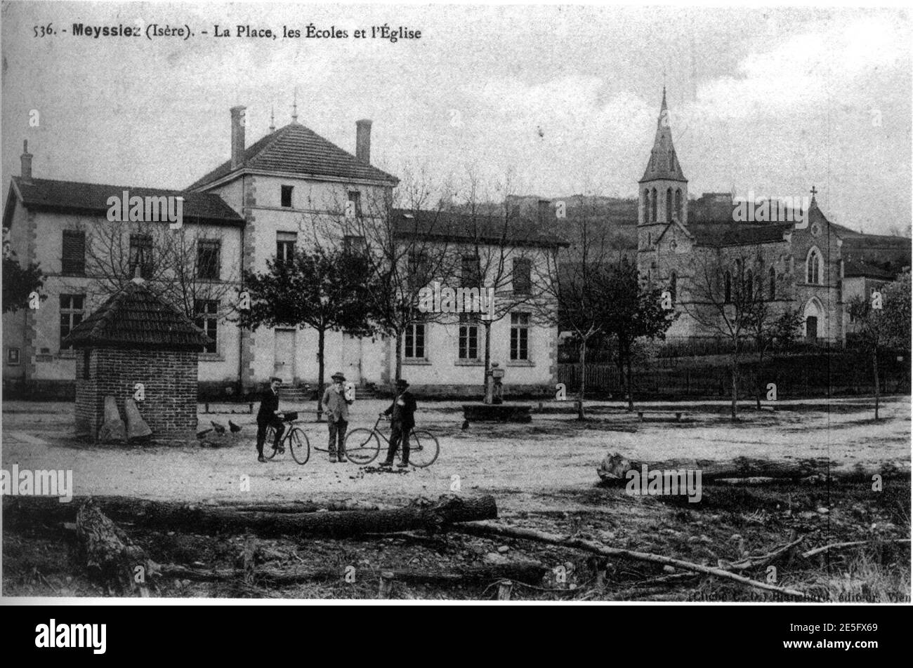 Meyssiez, la place, les écoles et 'église en 1912, p 125 de l'Isère les 533 communes - cliché C d'Blanchard, éditeur à Vienne. Banque D'Images