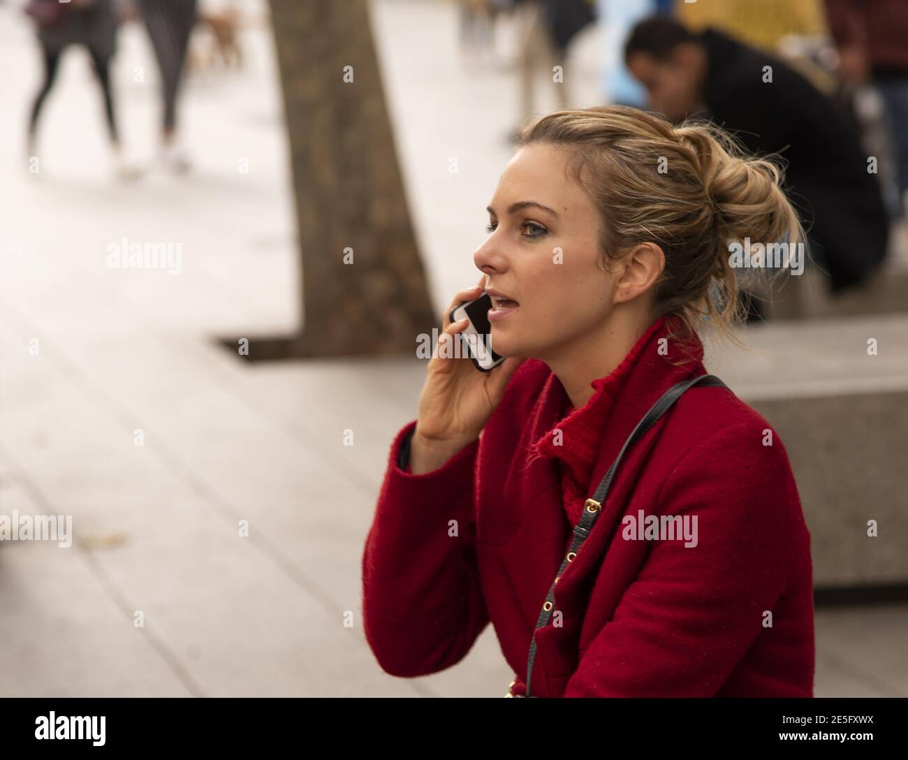 Jeune femme à l'aide de son téléphone portable Banque D'Images