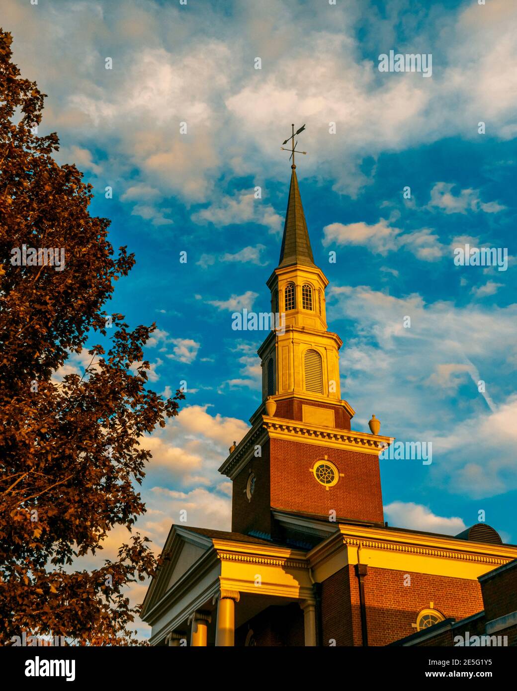 Alexander City, Alabama/États-Unis-oct 6, 2020: Le clocher de l'église historique de la première Baptist refait dans un cadre doré lumière du soleil dans le centre-ville d'Alexander Banque D'Images