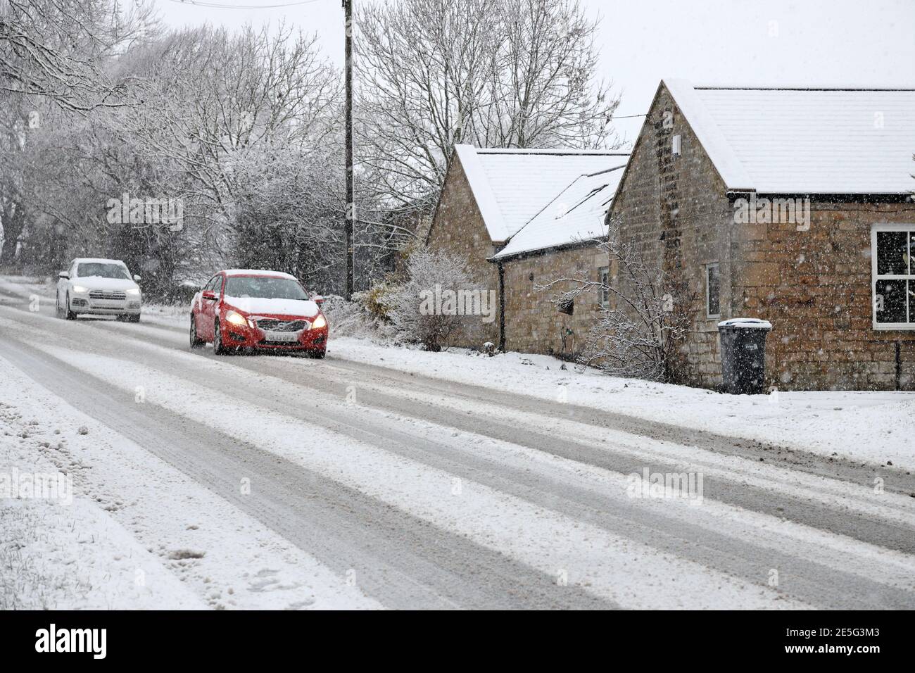 Teesdale, comté de Durham, Royaume-Uni. 28 janvier 2021. Météo Royaume-Uni. Avec un avertissement météorologique jaune de met Office en vigueur, de fortes chutes de neige affectent Teesdale, dans le comté de Durham ce matin. Crédit : David Forster/Alamy Live News Banque D'Images