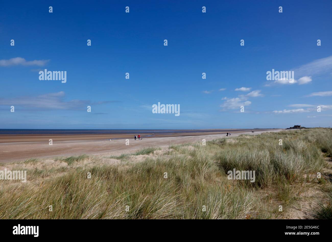 Vue vers le pavillon du club de golf Royal West Norfolk sur Brancaster Beach, Brancaster, Norfolk, Angleterre, Royaume-Uni Banque D'Images