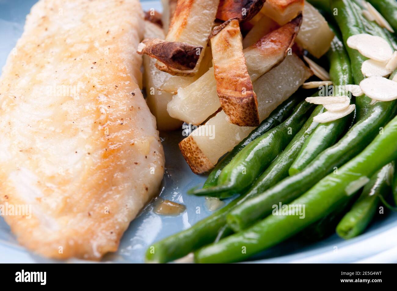 filet de poisson tilapia riche en protéines avec légumes Banque D'Images