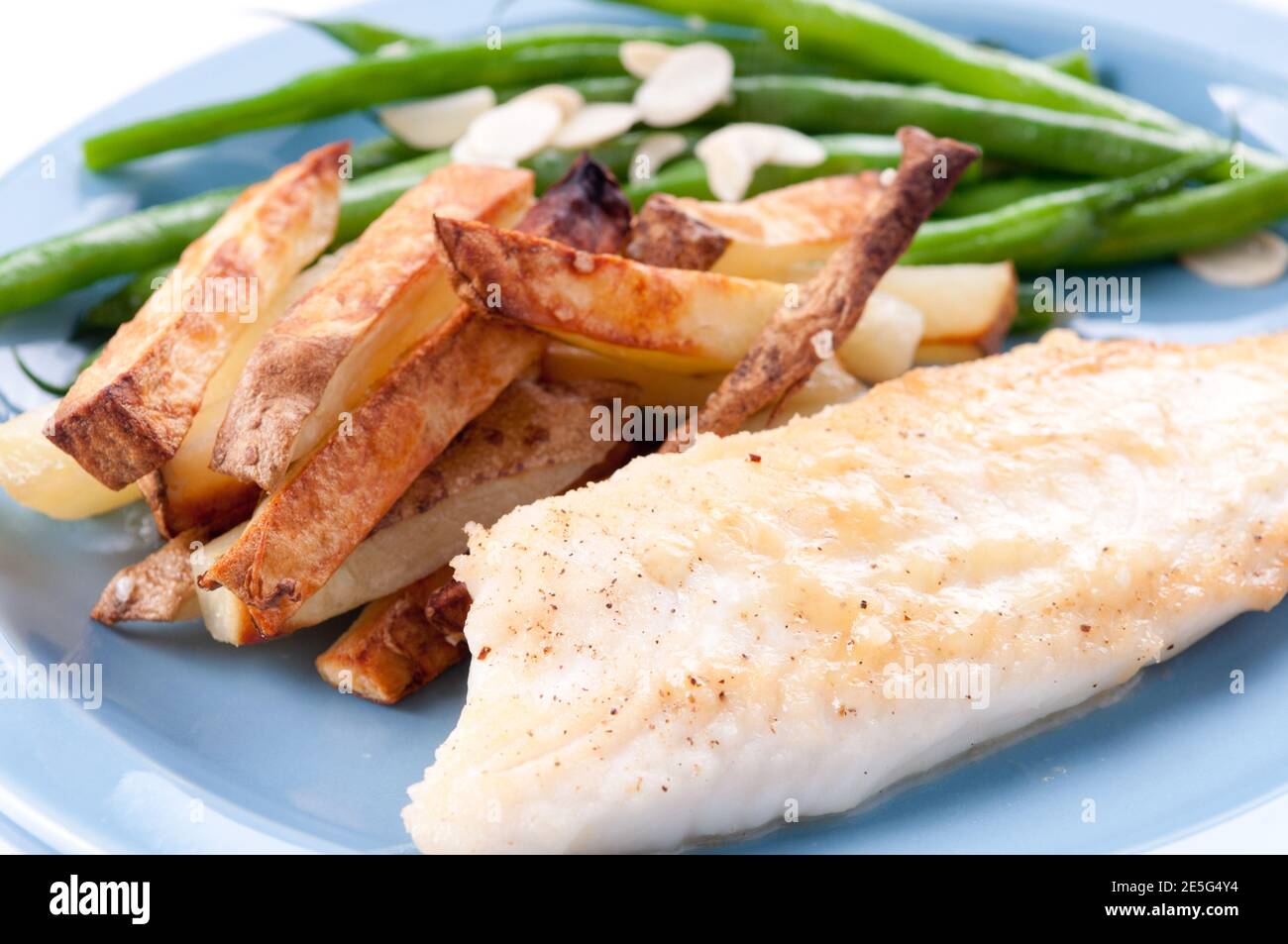 filet de poisson tilapia riche en protéines avec légumes Banque D'Images