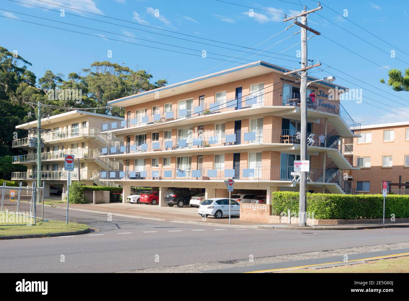 Un appartement ou un appartement de vacances de style années 1950 ou 1960 en face de la baie de Shoal Bay à Port Stephens, Nouvelle-Galles du Sud, Australie Banque D'Images