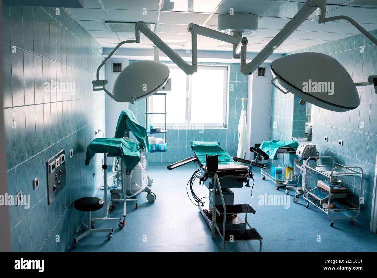 L'équipement et des appareils médicaux en salle d'opération moderne Banque D'Images L'équipement et des appareils médicaux en salle d'opération moderne Banque D'Images