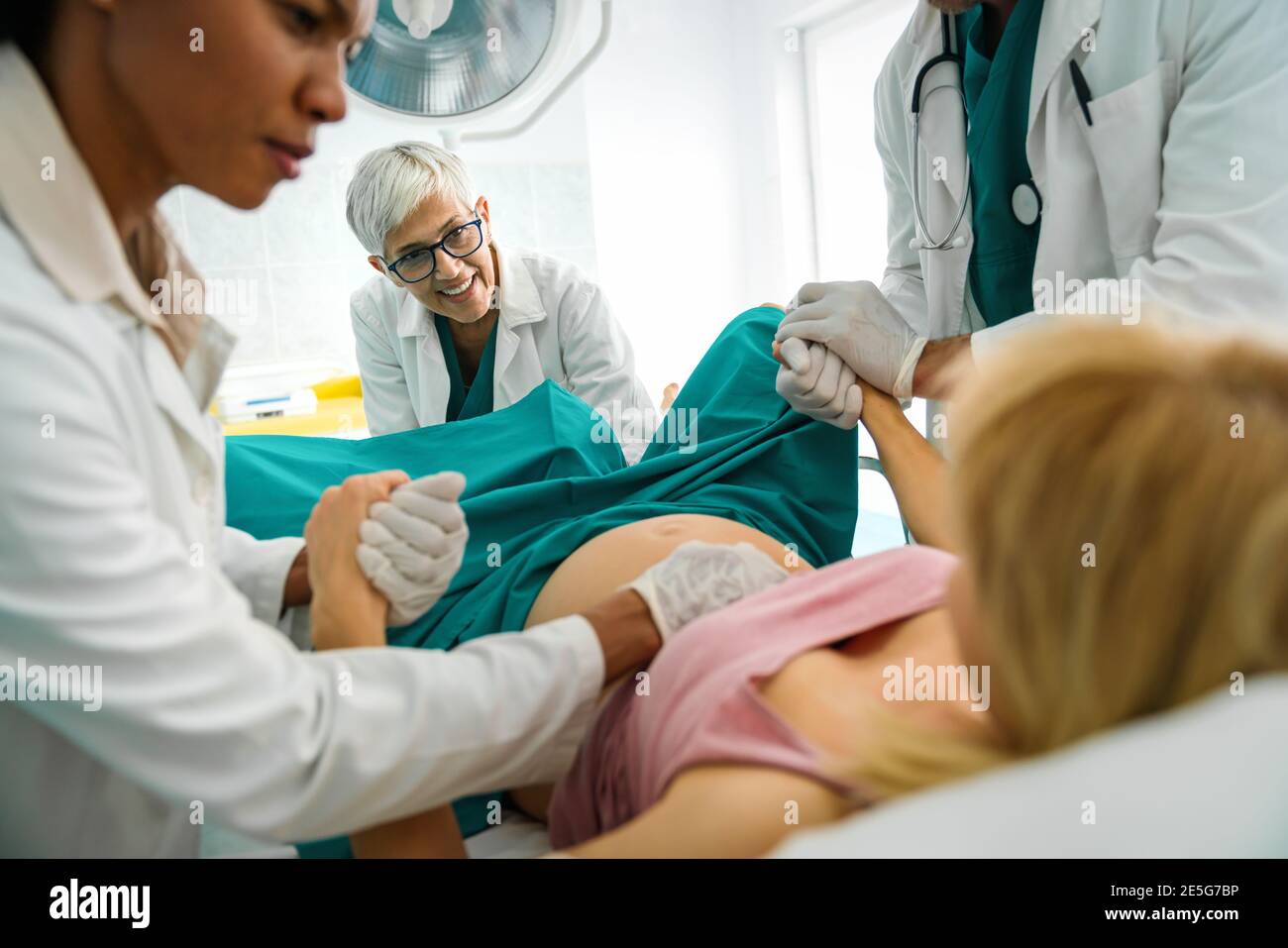 La femme enceinte pousse à donner naissance à l'hôpital, obstétricien médecin assistant Banque D'Images