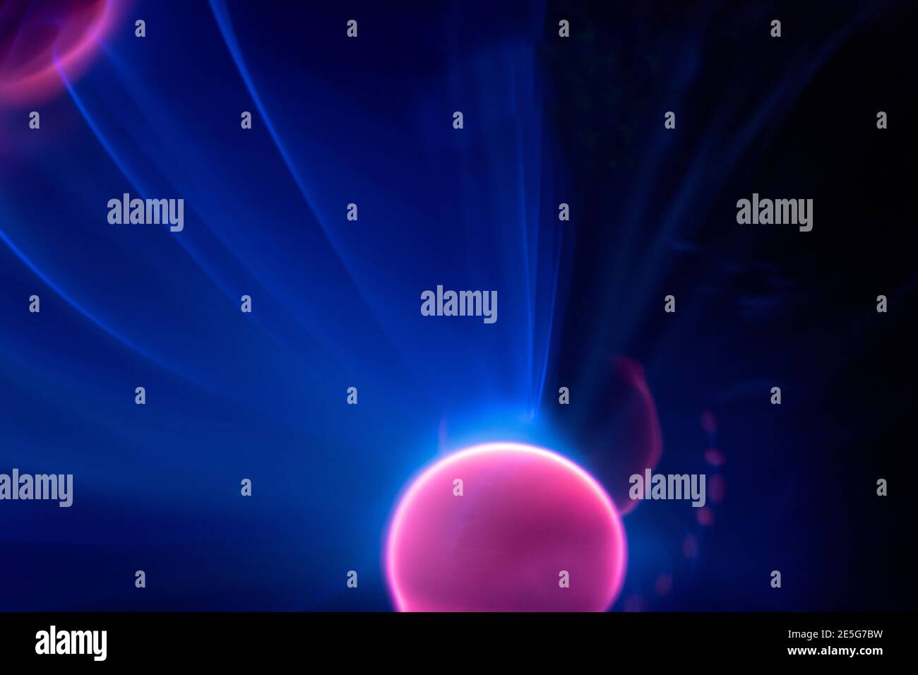 Lampe à boule électrique plasma. Vidéo spatiale fascinante, gros plan des décharges électriques avec des flammes bleues sur fond sombre. Banque D'Images