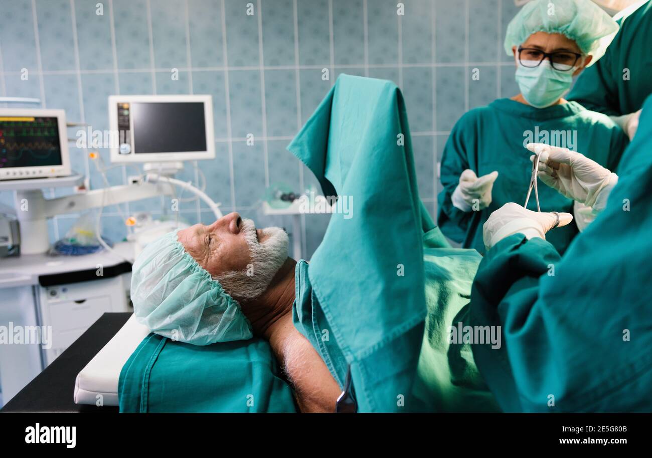 Fonctionnement de l'équipe de chirurgie dans une salle chirurgicale Banque D'Images Fonctionnement de l'équipe de chirurgie dans une salle chirurgicale Banque D'Images
