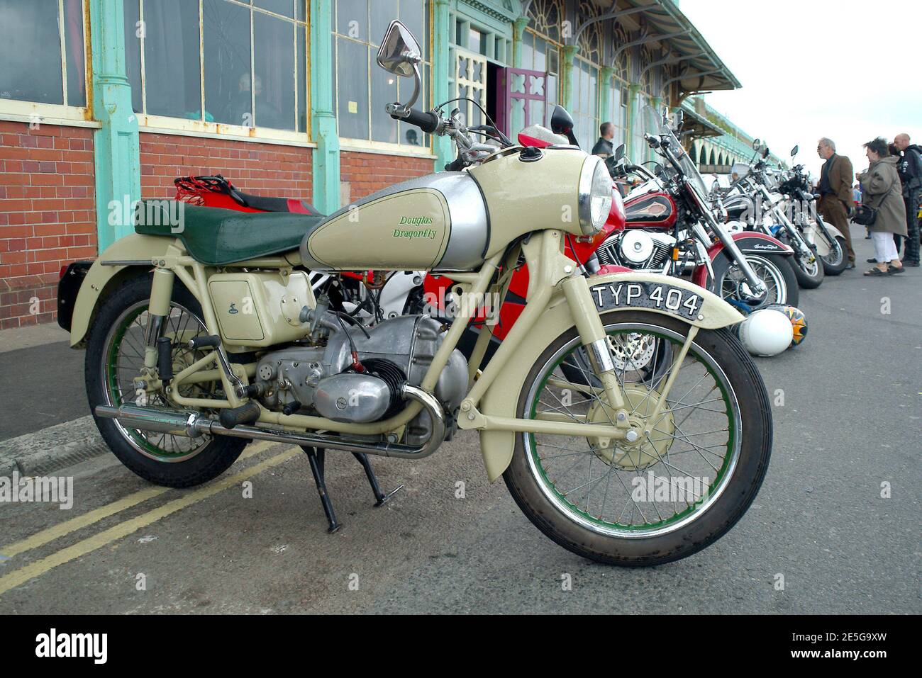 2004 Ace Cafe Rockers Reunion Run, Madeira Drive, Brighton. 1956 Douglas Dragonfly 350 cc Banque D'Images