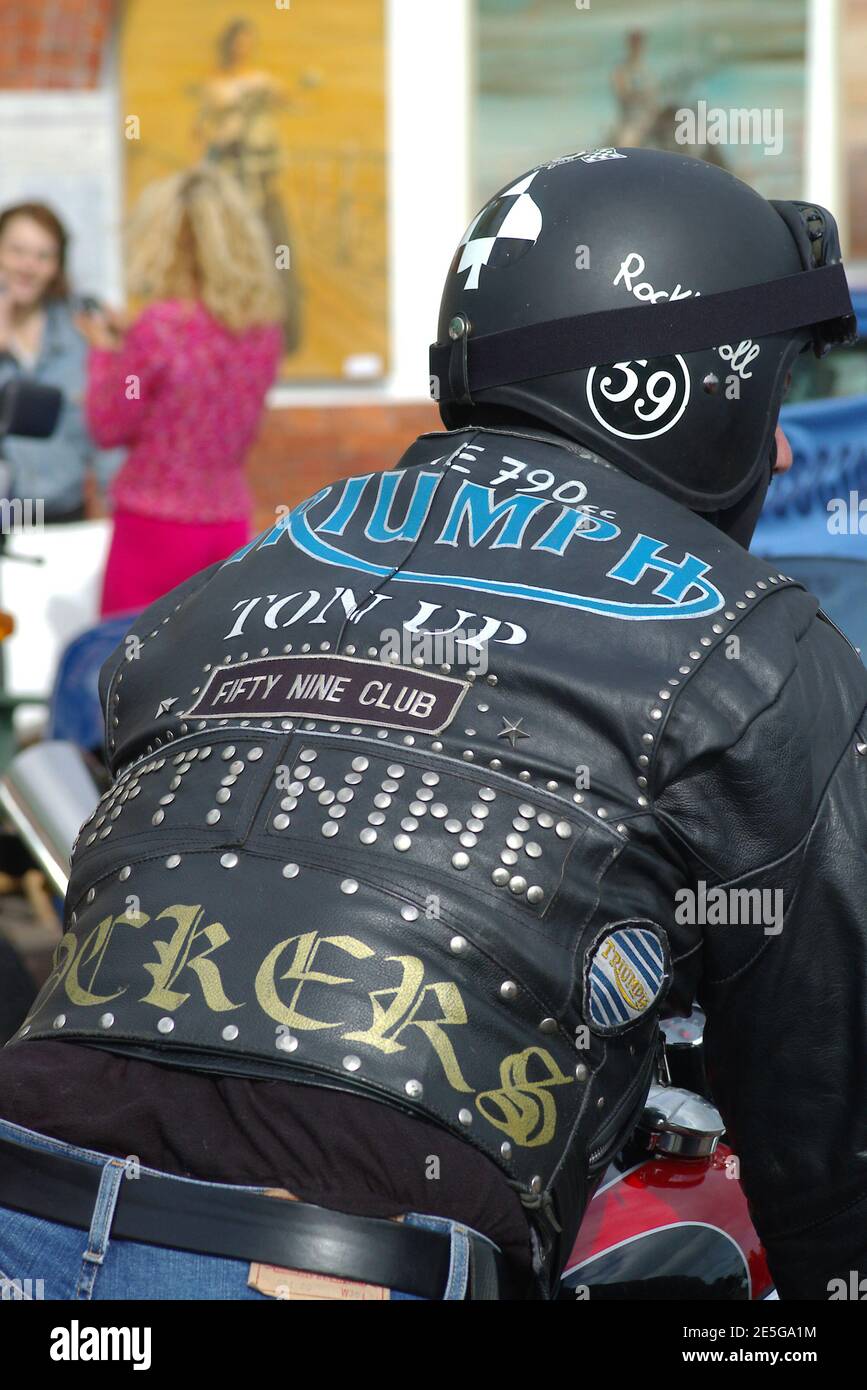 2004 Ace Cafe Rockers Reunion Run, Madeira Drive, Brighton. Triumph Rider, veste en cuir avec badges et crampons. Banque D'Images