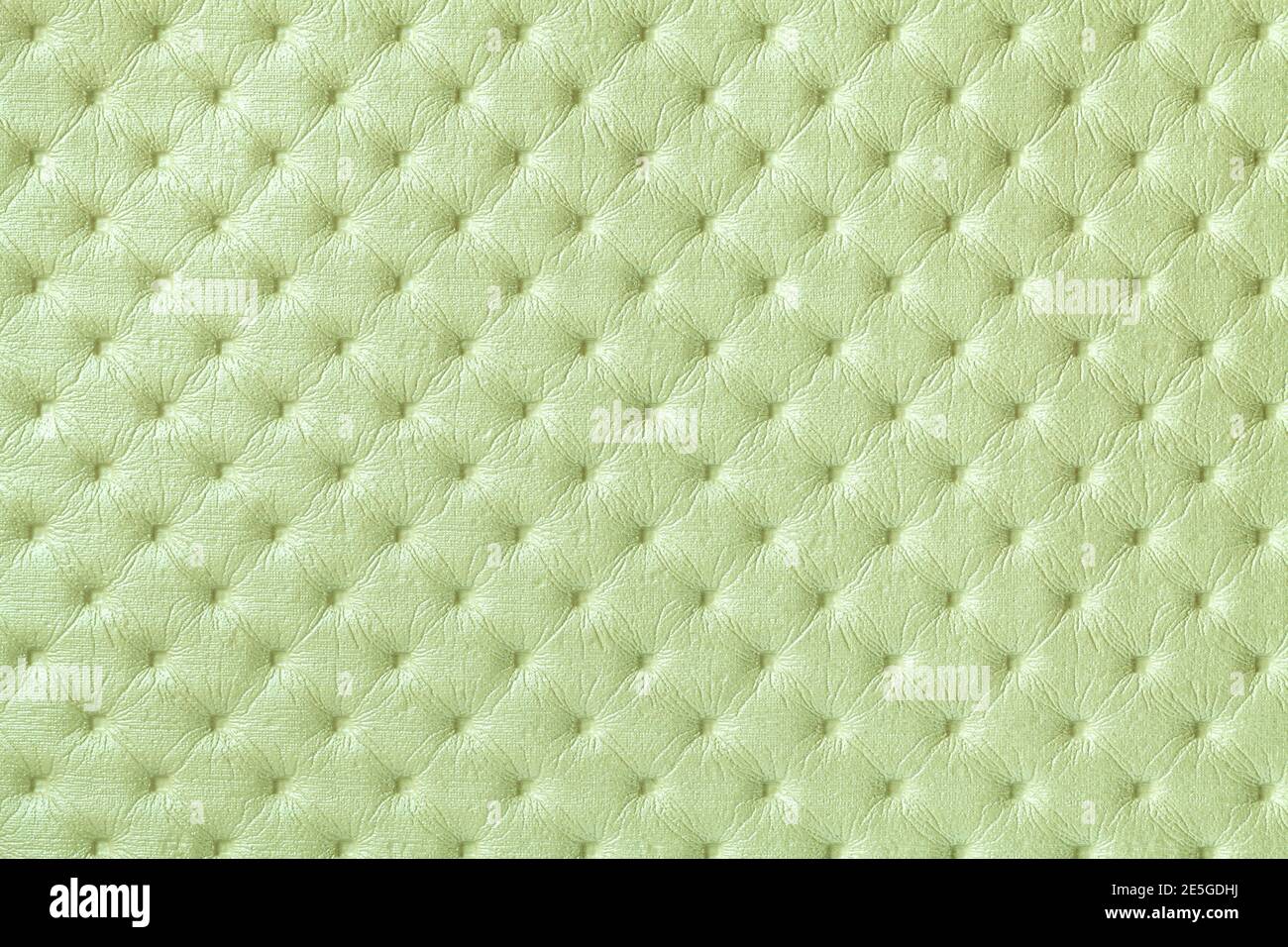 Texture d'arrière-plan en cuir vert clair avec motif capitone, macro. Tissu olive de style Chesterfield rétro. Toile de fond en tissu vintage. Banque D'Images